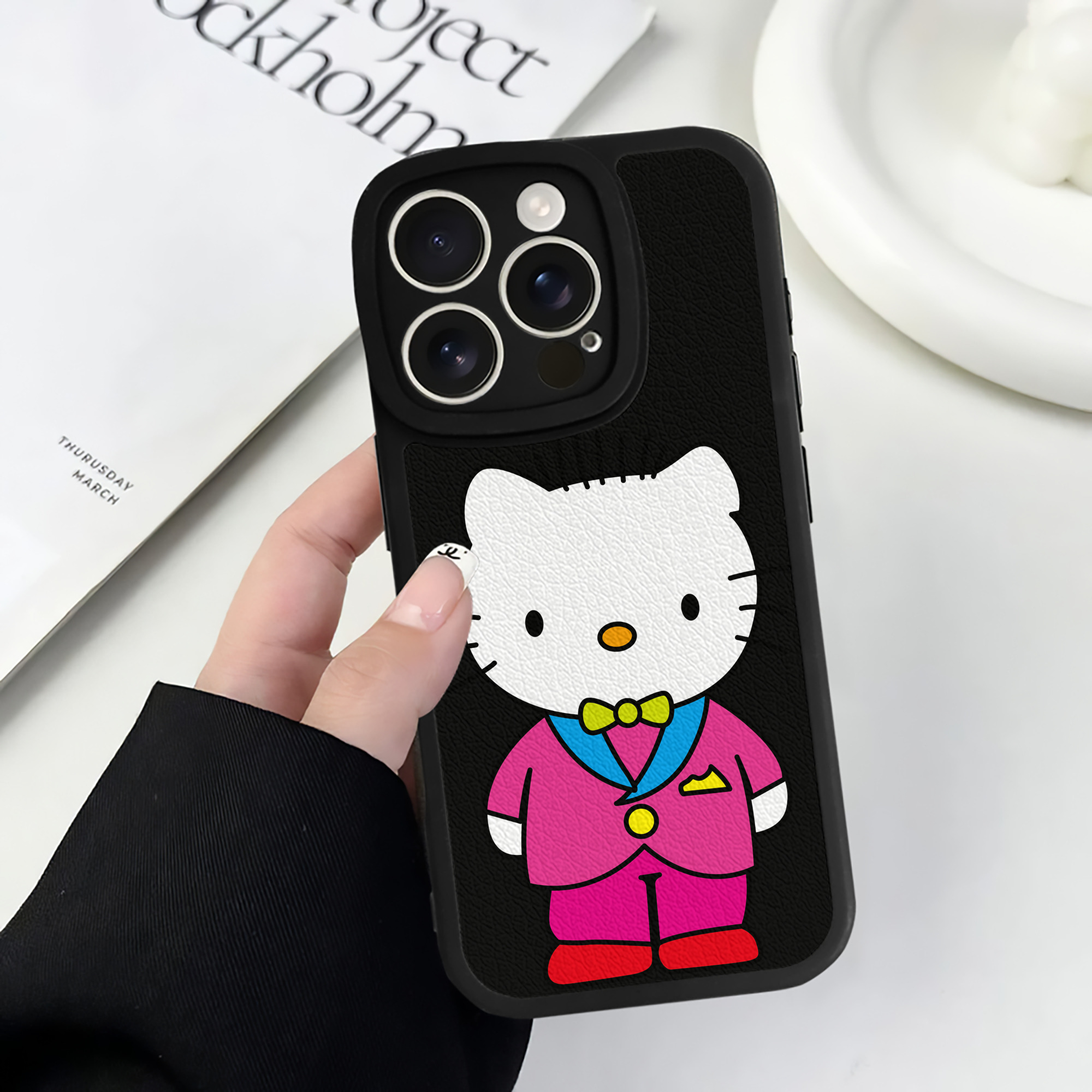 （画像用） Hello Kitty ハローキティ 【iPhone 16シリーズ対応】シリコンスマホケース（レザー調） 材質：シリコン